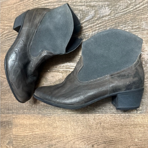 Munro 8.5 EUC “Laramie”  Gray & Blue Leather and Suede Ankle Boots - Picture 3 of 10